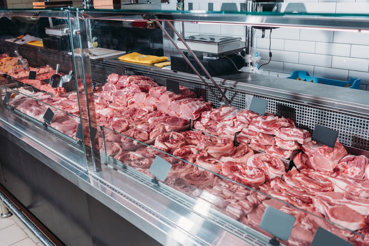 Verpacktes rohes Fleisch in der Kühltheke eines Supermarkts